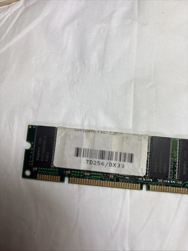 HYNIX 256 MB SD-RAM 168-PIN PC-133 SINGLE RANK HY57V56820BT-H 248A DIMM Memoria - Immagine 2 di 4