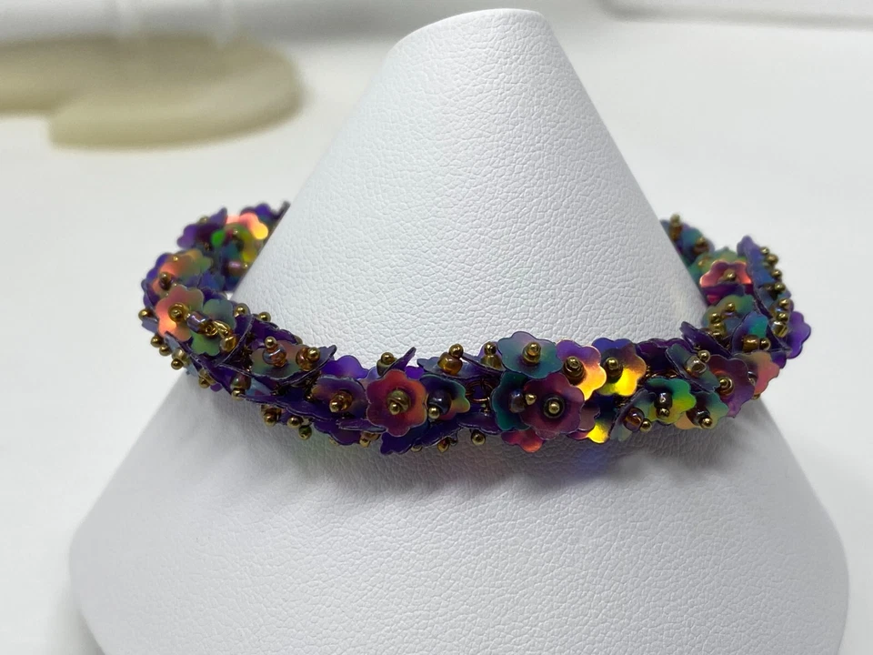 Hermosa Pulsera Hecha a Mano Flor Iridiscente Oscura Lentejuelas Cuentas 7.5-9" Foto 2 de 4