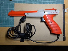 Original 1985 Nintendo NES Zapper Duck Hunt Gun Authentic NES-005 OEM Orange