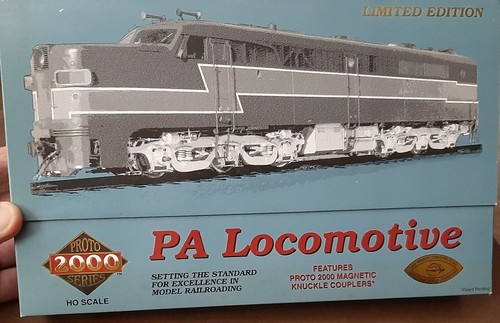 Proto 2000 No. 21679 HO Scale Lehigh Valley Railroad Diesel Locomotive LV #611 - Picture 4 of 4