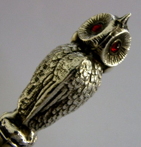 RARE ENGLISH STERLING SILVER HANDLED OWL BUTTON HOOK 1906 ANTIQUE GEM EYES - Picture 4 of 9