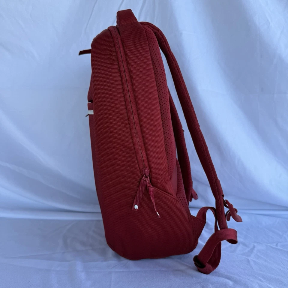 Mochila fina para laptop Incase Icon vermelha - Imagem 2 de 4