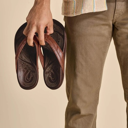 Sandalias Olukai Para Hombre Talla 12 Hiapo Chanclas Cómodas Playa Exterior-Ron/Madera Oscura - Imagen 15 de 18