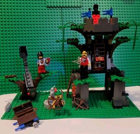 LEGO Hemlock Stronghold 6046 w cas285 + 3 Minifigs Incomplete see Pics & Desc