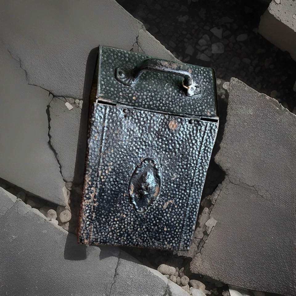 Chimenea victoriana de metal antiguo con caja de carbón Foto 3 de 4