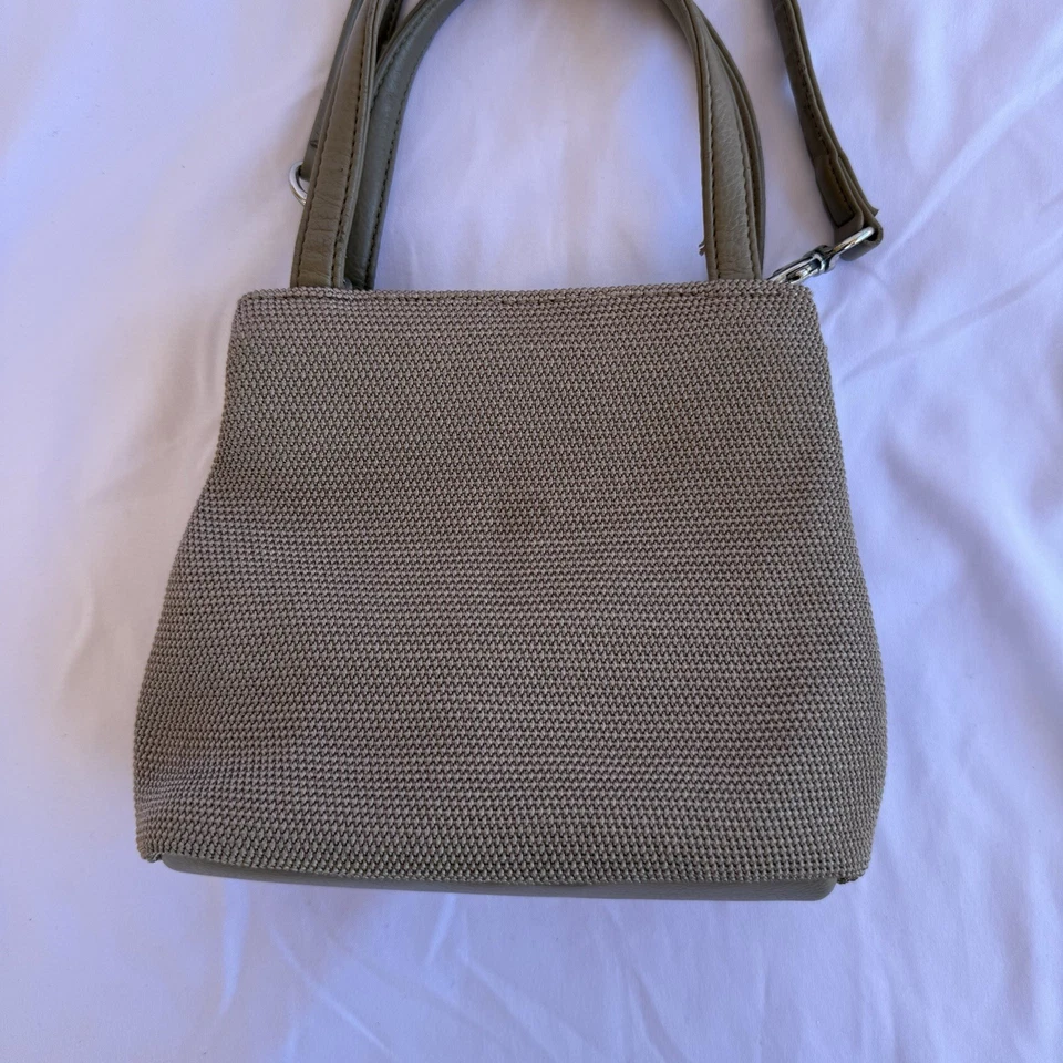 Mini monedero Y2K Nine West malla tostada con correa herrajes plateados Foto 2 de 4