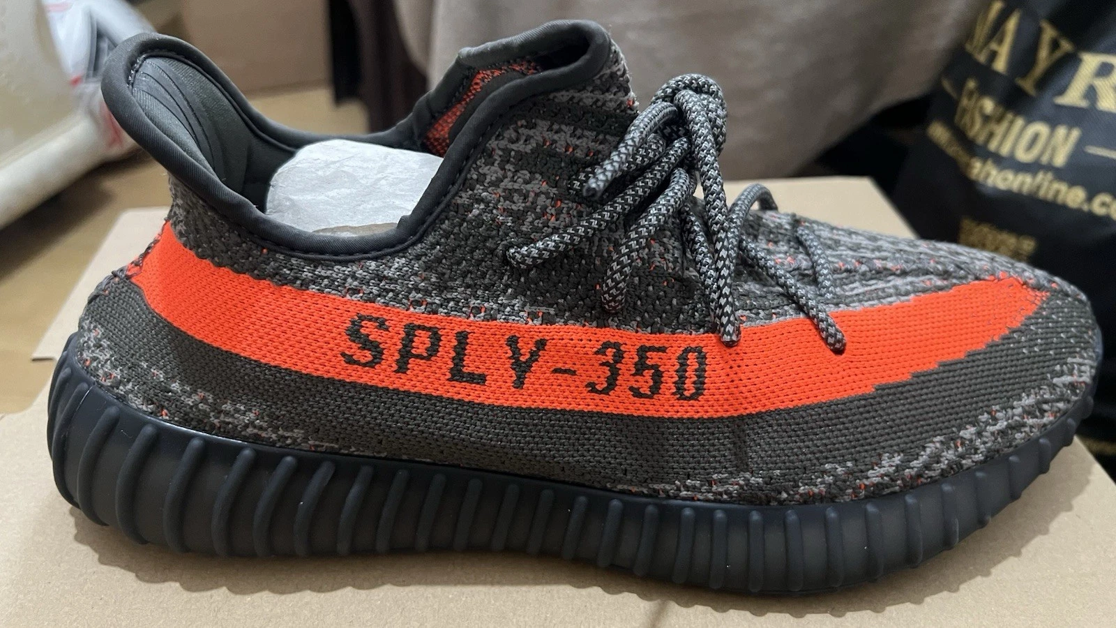 ADIDAS YEEZY BOOST 350 V2 BELUGA CARBONIO NUOVE CON SCATOLA UK 9 EU 43 1 3