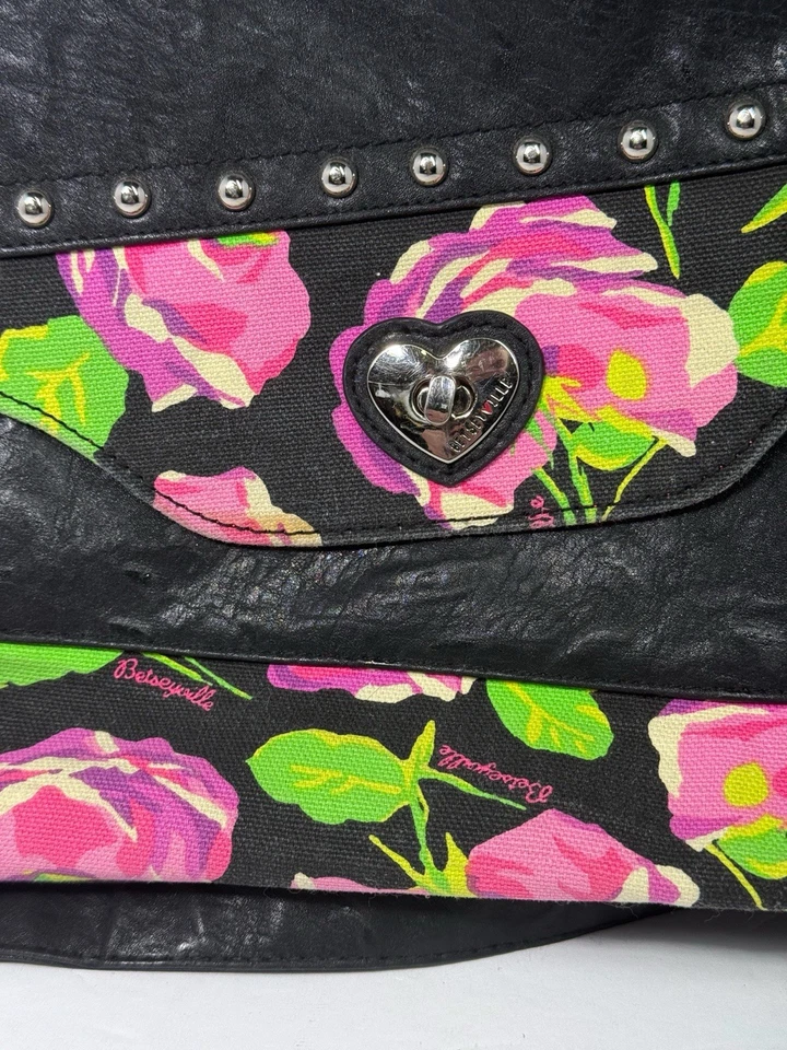 Bolso Cartera BETSEYVILLE Betsey Johnson Asa Superior Cuero Sintético Borde Rosa Tachonado Foto 3 de 4