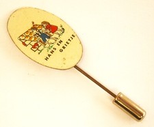 R185) Hans and Gretel Grietje Grims brothers fairy story vintage lapel pin badge