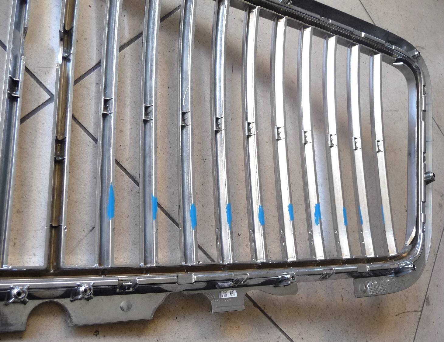 20-23 Bentley Flying Spur Front Radiator Grille Calendar 3SE853667A Damaged OEM