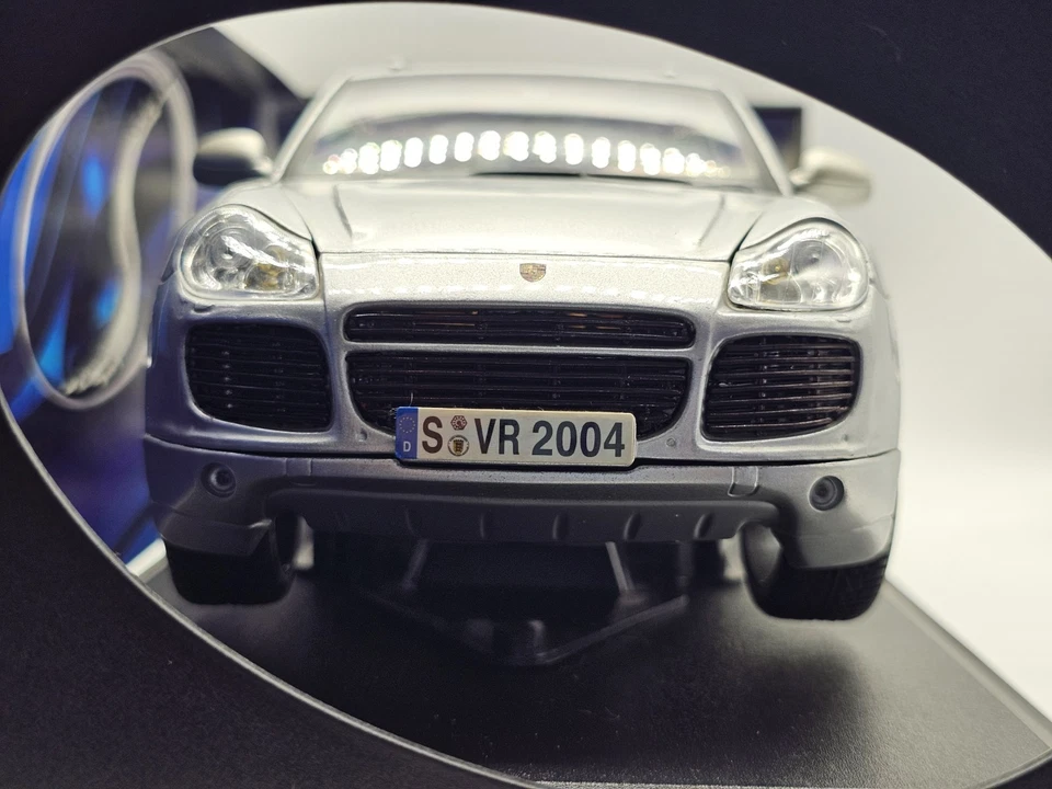 Porsche Cayenne Turbo Argento 1:18 Maisto In Box - Immagine 3 di 4