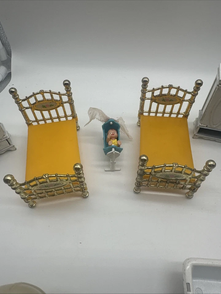 Lote de 26 piezas de muebles para casa de muñecas fundido a presión de metal Mattel The Littles 1980 de colección Foto 2 de 4