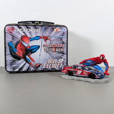 Figura Ultimate Spider-Man NASCAR Bill Elliott #9 coche y Spider-Man con hojalata