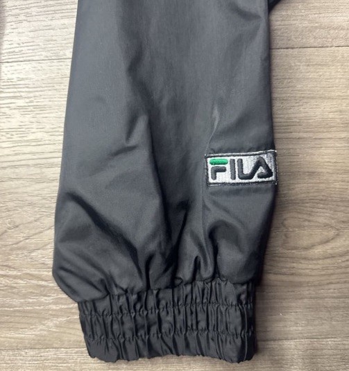 Pullover vintage Fila giacca a vento nero scollo a V logo ricamato scritta grande