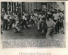 Foto de prensa 1963 manifestantes en Managua, Nicaragua lanzan piedras a la policía