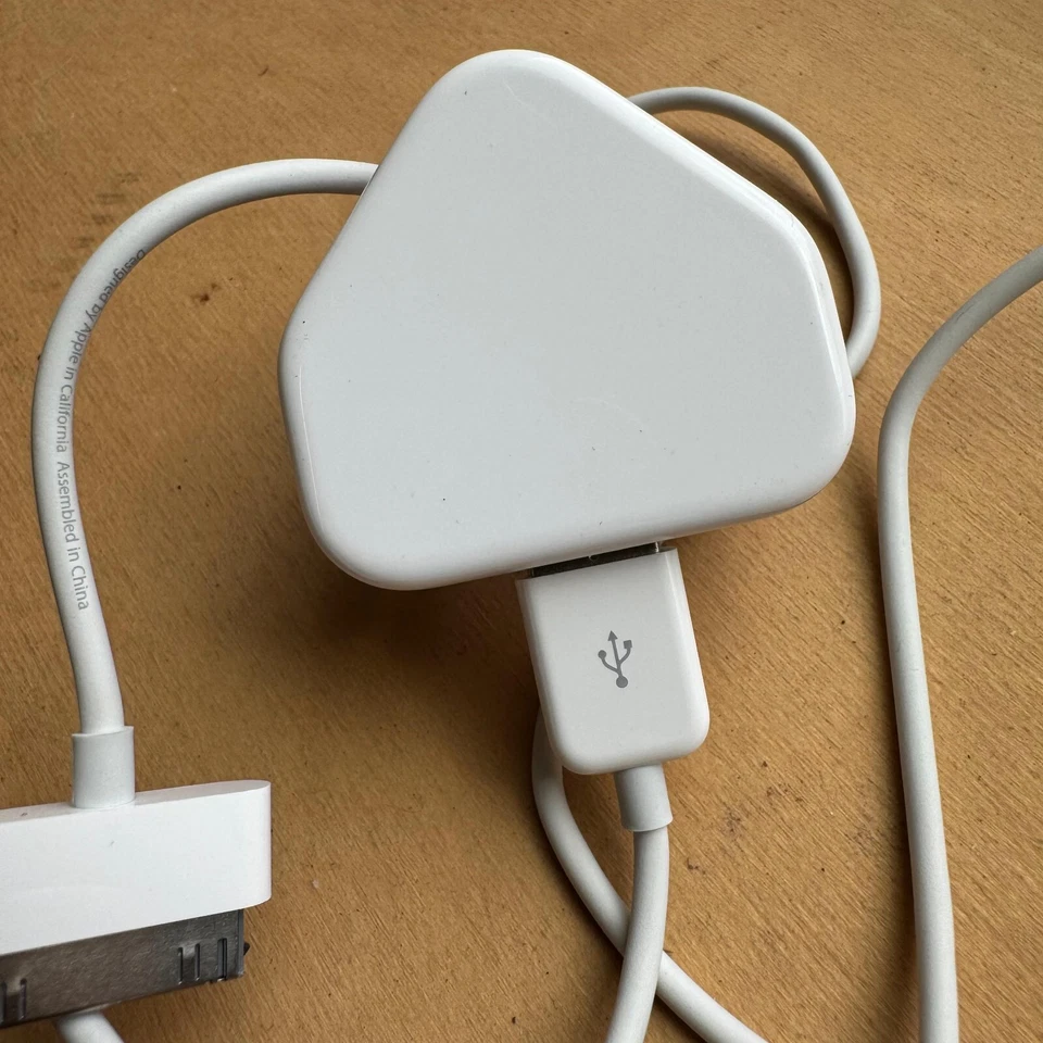 GENUINE Apple iPad 1 2 3 Mains Charger Adaptor A1399 & 30 Pin USB Cable - Image 2 of 4