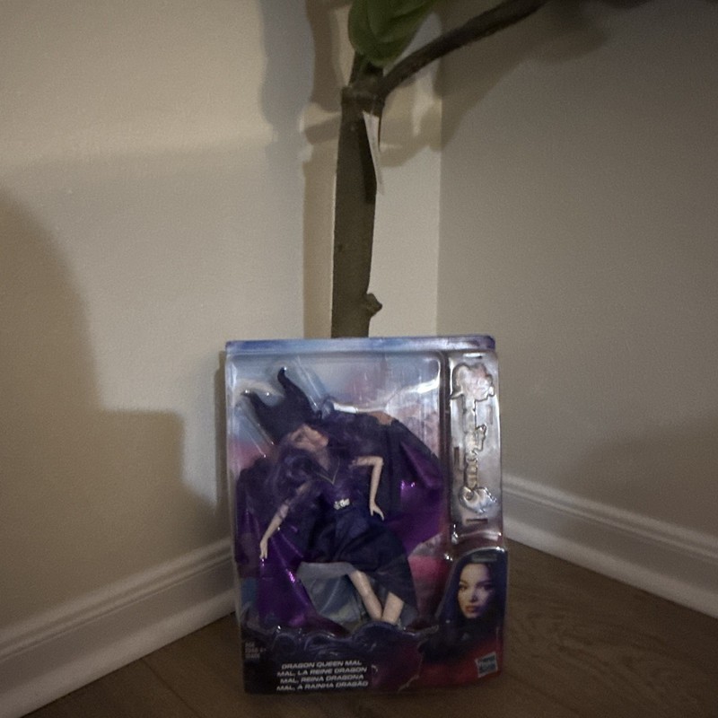 Hasbro Disney Descendants 3 dragon queen Mal 11in Fashion Doll with Wings