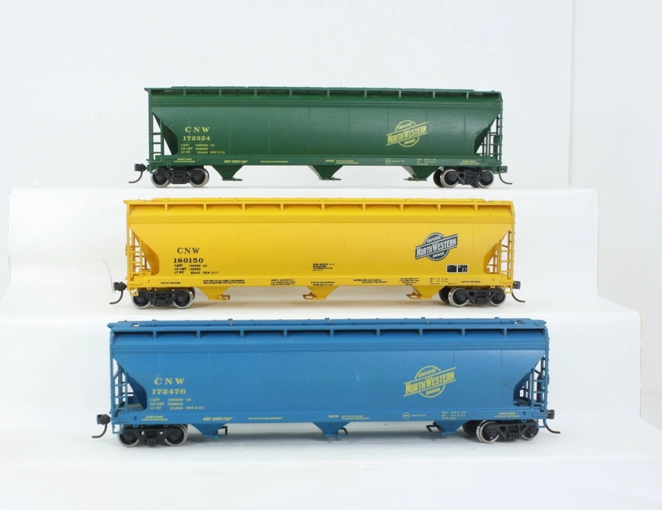 HO Scale Accurail 3320 3 Pack Chicago & North Western ACF 3-Bay Covered Hoppers - Image 2 of 4