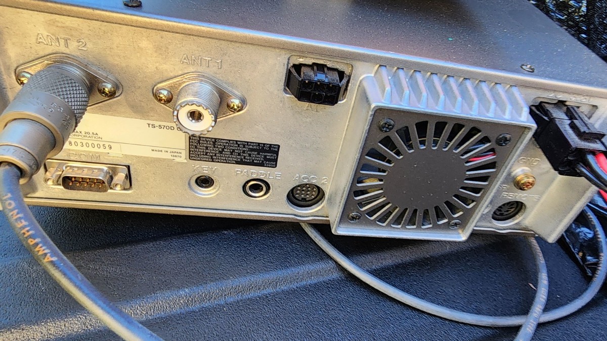 Kenwood TS-570D G HF Amateur Radio Transceiver W/ Mic, Speaker