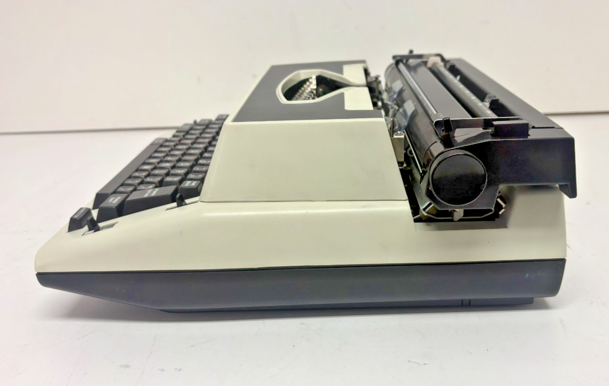 Royal Aristocrat Japan Portable Electric Typewriter +Travel