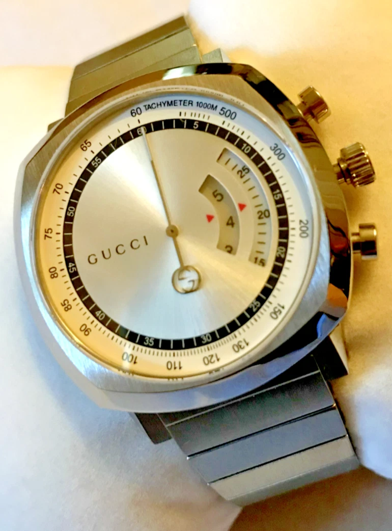 Montre homme Gucci Grip style heure saut chronographe 40 mm 100 ATM YA157302