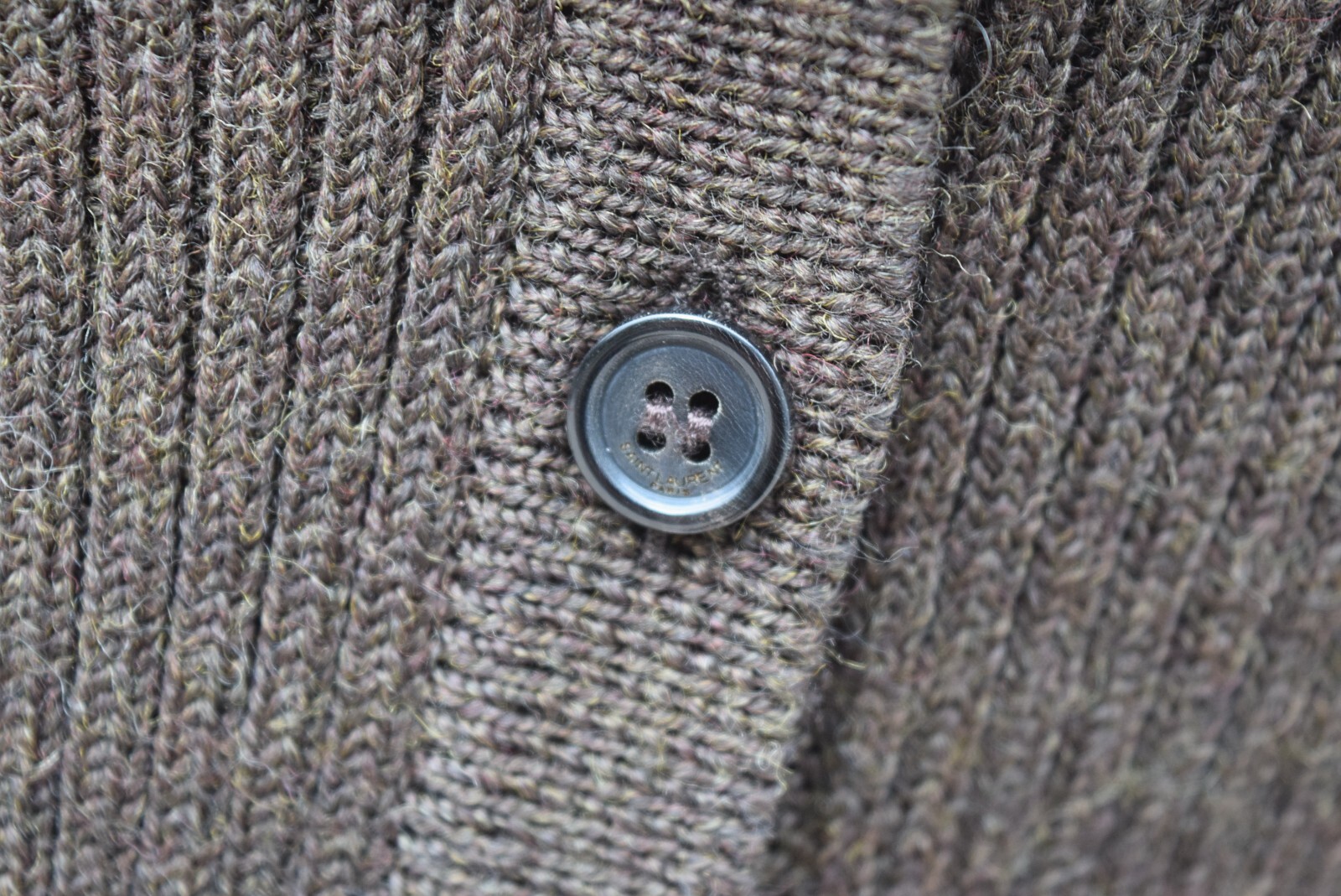 Nuovo con etichetta! $2990 YSL Saint Laurent abito in lana con colletto in pelliccia sintetica e bottoni taglia L marrone