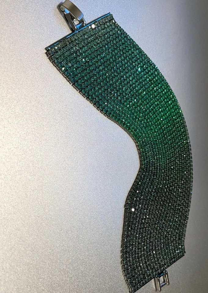 Brazalete verde multicadena enchapado en oro blanco de 18k hecho con piedra de cristal de Swarovski Foto 3 de 4