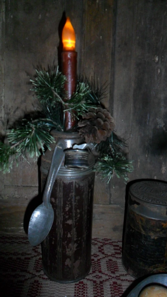 Iluminación temprana primitiva, termo antiguo, cuchara vieja, verdes, vela, Navidad Foto 3 de 4