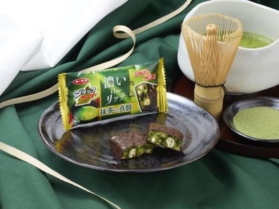 BLACK THUNDER Matcha Green Tea Chocolate Biscuit Cookie Yuraku