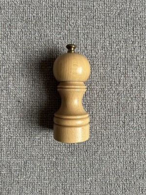 Oldtimer Peugeot Frankreich Löwe Freres Pfeffermühle Mühle helle Farbe Holz klein