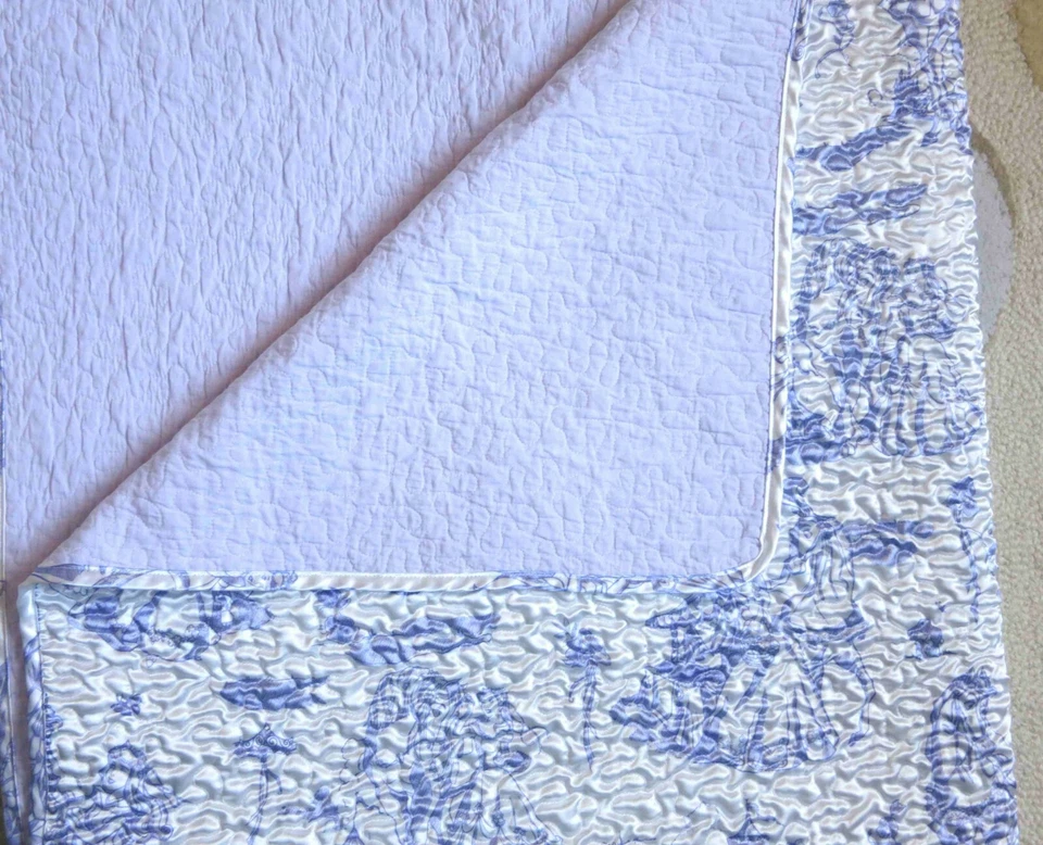 Manta acolchada satinada princesa lavanda púrpura satinada de Disney Store usada en excelente estado Foto 3 de 4