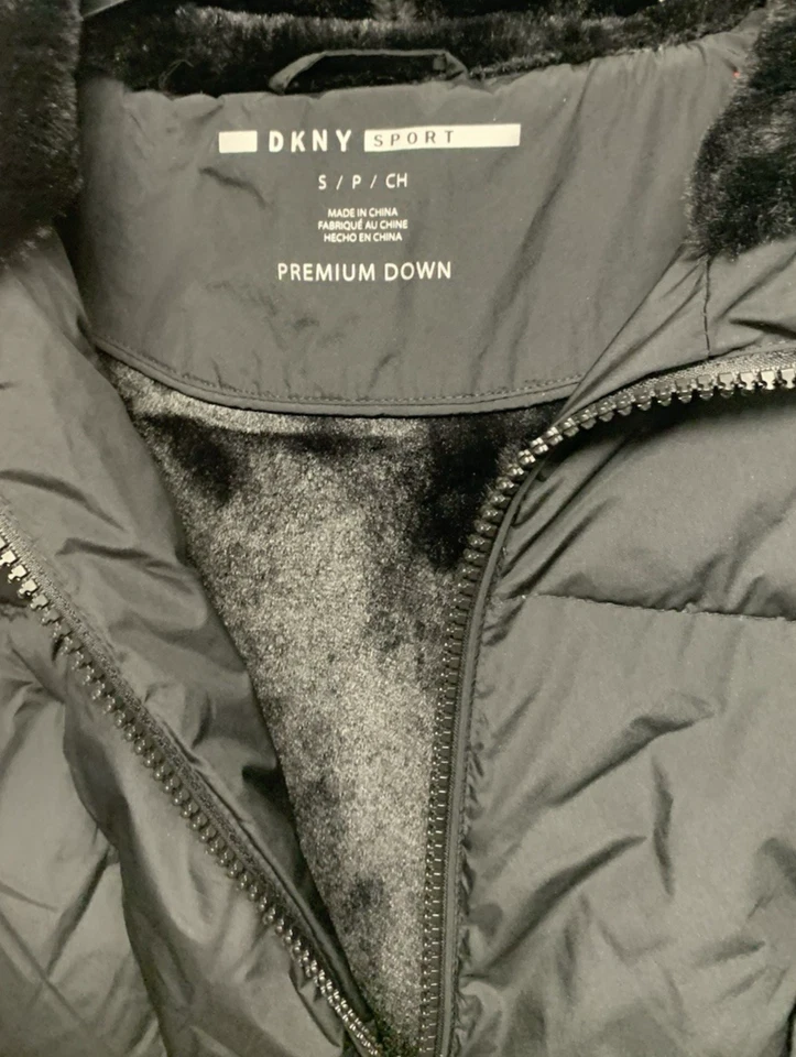 Chaqueta con capucha de plumón para mujer DKNY pequeña negra nueva Foto 2 de 4