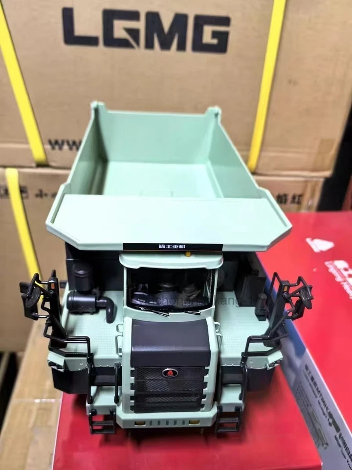 LGMG  Heavy-duty mining truck 1/35 scale 136 truck alloy model. - Image 4 of 4