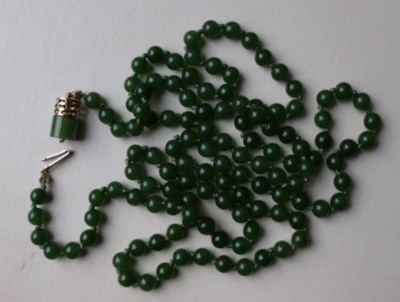 Gemstone necklace made of green jade beads approx. 90 cm, 122 balls with 585 gold clasp