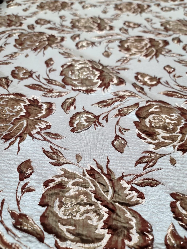 "Tela de brocado floral dorado marrón 57"" de ancho vendida por yarda fondo beige" Foto 4 de 4