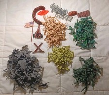 Lot of 128 Plastic Army Men Toy Soldiers with 10 Accessories