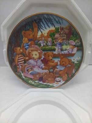 limited edition ''A Teddy Bear Picnic'' collector's plate.      D5