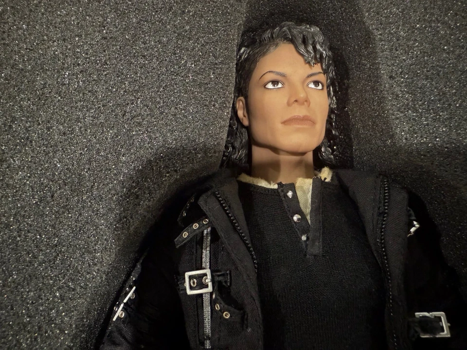 Hot Toys DX 03 Michael Jackson – Bad - Open but never played or displayed - image 4 of 4