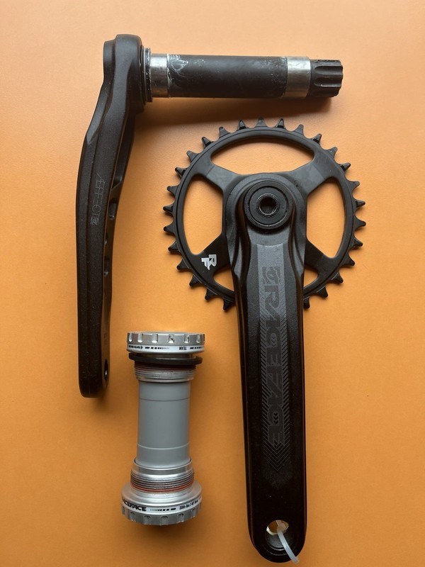 Raceface Aeffect Crankset and Xtype Bottom Bracket 175mm - 30T Cinch