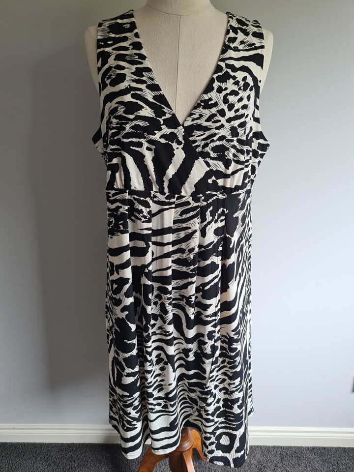 Stunning Teaberry black & white sleeveless pleated partial wrap dress, size 16 