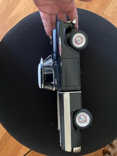 1957 Chevrolet Cameo 1:18 Black Pick Up Truck - Picture 3 of 7
