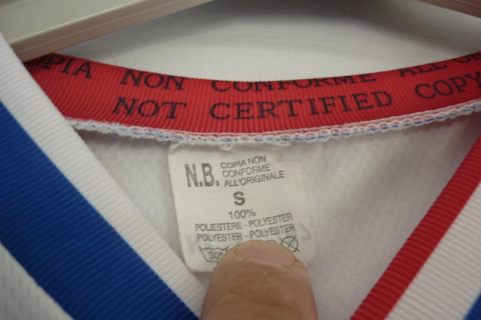 MAILLOT FOOT  /  OLYMPIQUE LYONNAIS  JUNINHO  TAILLE S " - Photo 3/4