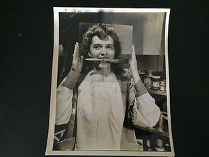 RARE-VINTAGE-MAD-SCIENCE-Photo-of-Chemistry-Lab-Technician-Glarinol-Demo