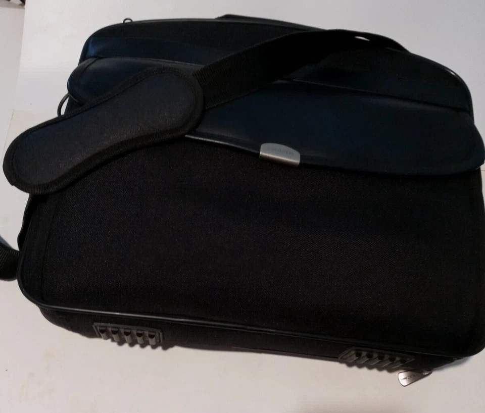 BenQ Projector PB6100 DPL With Free Case & Targus Wireless Presenter Remote - Image 3 of 4