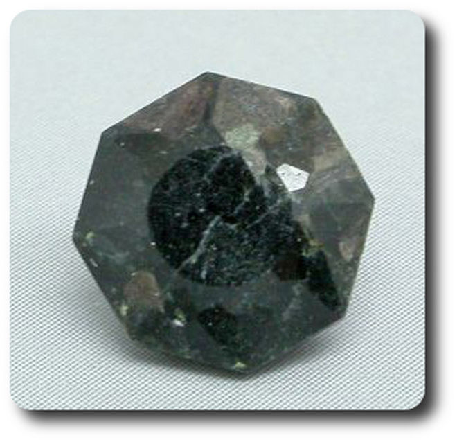 GLAUCOPHANE 1.36 cts pierre noire d'Italie pour décoration cabinet de curiosités