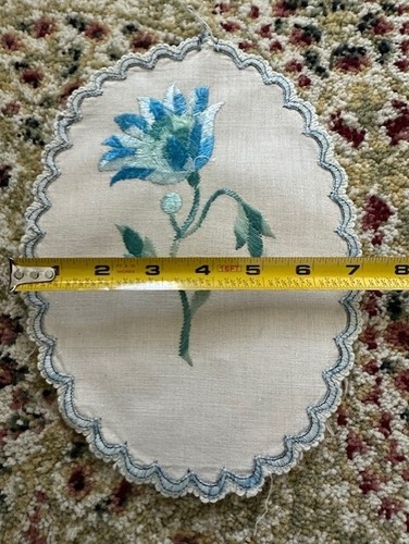 Napperon bleu fleur brodé à la main 7x10 vintage TX31 - Photo 7/7