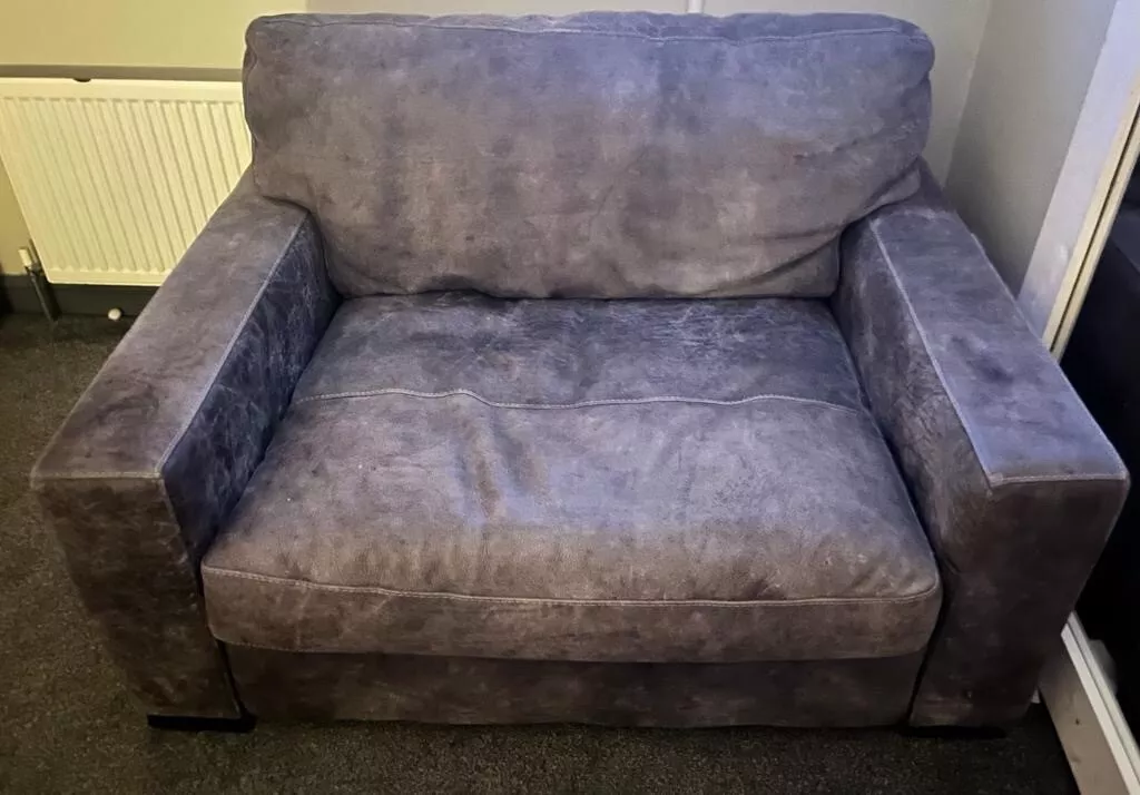 SUPERB DFS Julius Leather Snuggle Cuddle Chair