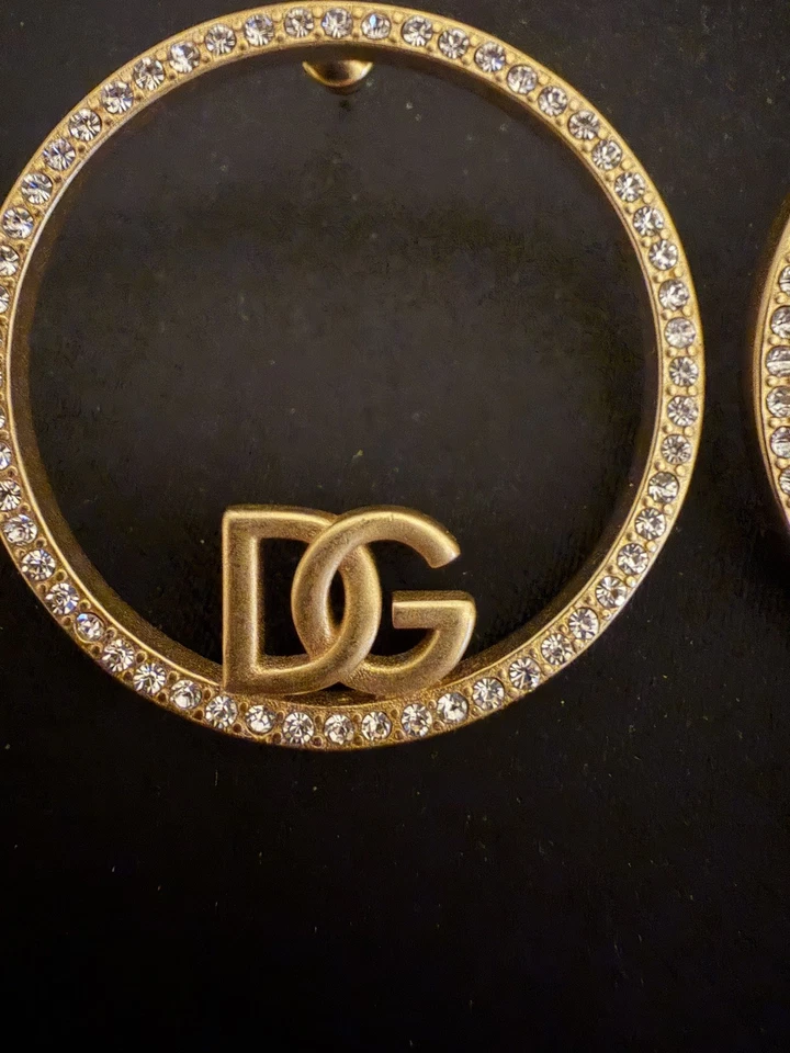 Brinco de argola feminino Dolce&Gabbana logotipo cristal tom dourado - Imagem 3 de 3