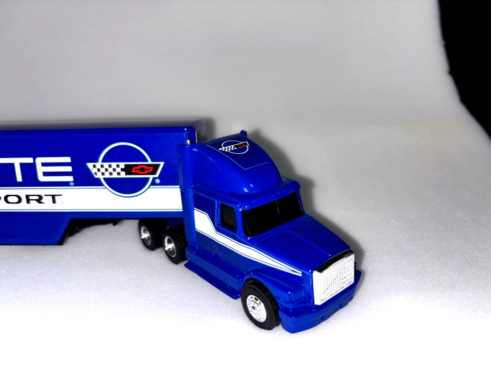 ERTL GMC Cab w/Grand Sport Trailer Blue scale 1:64 INV# 3249 - Image 2 of 4