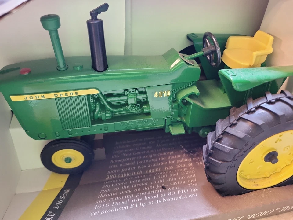 Ertl John Deere Collector's Edition 1961 "4010" gas tractor 1/16 Scale U.S.A.  - Image 3 of 4